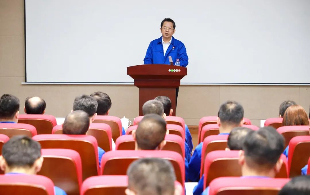 集团党委书记、董事长韦宏文作廉洁集体谈话.jpg